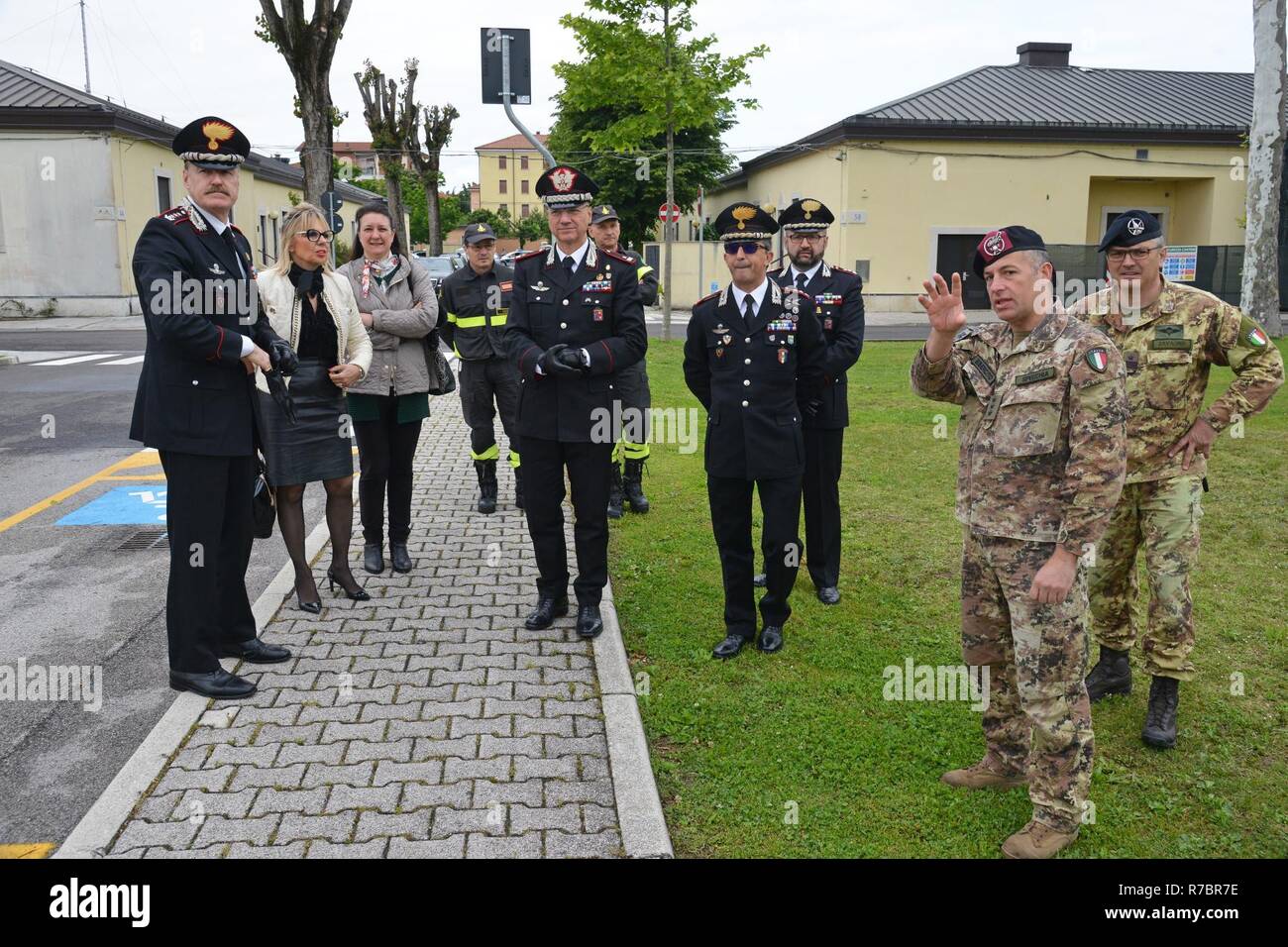 (À partir de la droite) Le capitaine Marco Specchia de l'armée italienne, expliquer l'exercice à la dix. Le colonel Lucio Merlo, commandant de la SETAF des Carabiniers, le général de brigade commandant Gala Giuseppe La Legione Veneto , Dott.ssa Renata Carletti Vice Prefetto di Vicenza et le Colonel Alberto Santini, commandant Carabinieri Provincia Vicenza, au cours de l'exercice d'intervention, le lion de la communauté militaire de Vicenza a mené son lion à pleine échelle Shake '17 exercice sur Caserma Ederle Vicenza, Italie, le 10 mai 2017. Le but de l'exercice annuel d'entraînement était de tester et valider la protection de la Force et des plans de gestion des urgences Banque D'Images