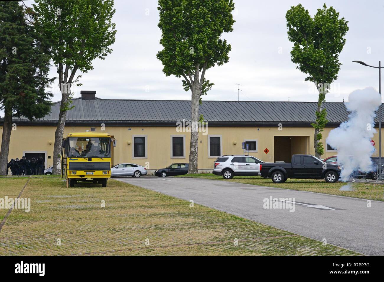 Les Carabinieri italiens "API", Aliquota est Primo, au cours de l'exercice 2017 Réponse Lion, la communauté militaire de Vicenza a mené son lion à pleine échelle Shake '17 exercice sur Caserma Ederle Vicenza, Italie, le 10 mai 2017. Le but de l'exercice annuel d'entraînement était de tester et valider la protection de la Force et des plans de gestion des urgences et des procédures en réponse à une situation d'urgence. Banque D'Images