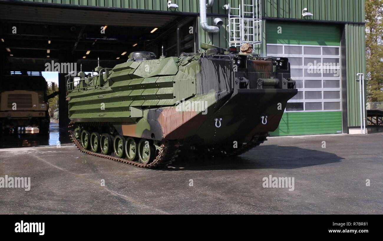 U.S. Marine Corps AAV-P7/A1 véhicule d'assaut amphibie quitte la station de lavage à chaud au cours des opérations au cours de la mobilité stratégique rétrograde Exercice 17 (STRATMOBEX) en Norvège, le 9 mai 2017. Marines de laver le matériel avant de le retourner à la grotte sites de stockage. STRATMOBEX est un exercice fondé sur des logistique qui implique l'élaboration et le mouvement de l'équipement de grottes du Marine Corps dégrossissement du programme en Norvège. Banque D'Images