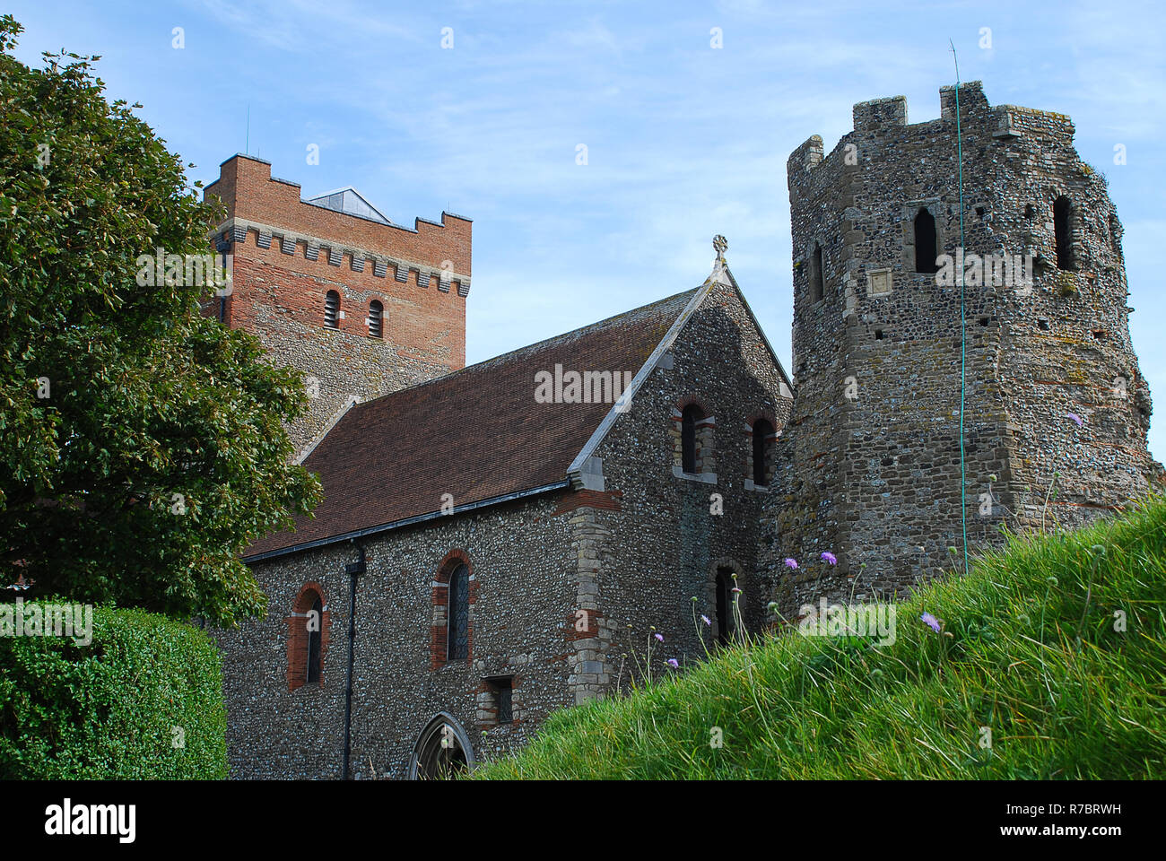 Phare romain et l'Église anglo-saxonne dans le château de Douvres, Kent Banque D'Images