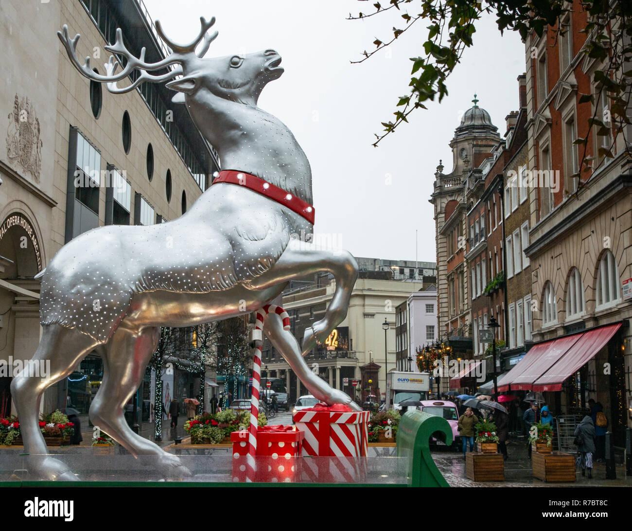 Les décorations de Noël, le gui et babioles à Covent Garden Apple Market, London, UK, Noël 2018 Banque D'Images