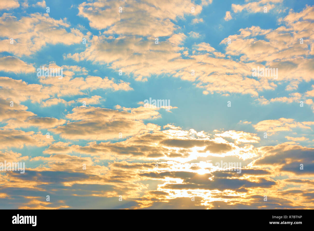 - Lever de Soleil Levant et nuages jaune, l'arrière-plan et l'espace pour le texte Banque D'Images