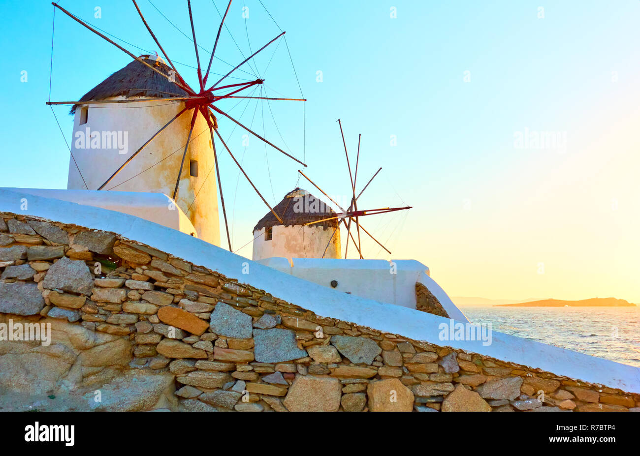 Vieux moulins de Mykonos, Grèce, au coucher du soleil Banque D'Images