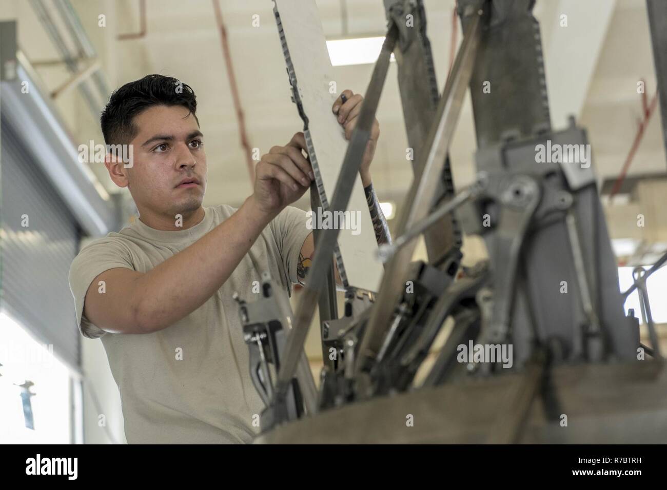 U.S. Air Force d'un membre de la 1re classe David Loveless, 18e Escadron de maintenance des composants de propulsion aéronautique, un technicien services F-15 Eagle increase 12 mai 2017, à Kadena Air Base, au Japon. L'increase étend la poussée des moteurs et lui permet de franchir le mur du son. Banque D'Images