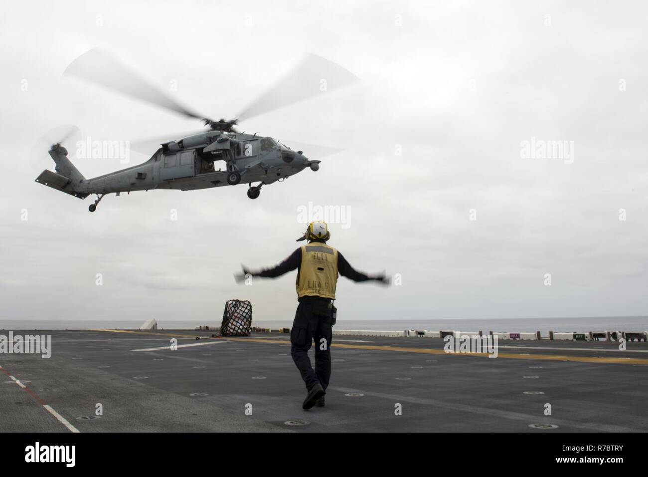 Océan Pacifique (11 mai 2017) l'Aviation maître de Manœuvre (manutention) 3e classe Alex Williams, un natif de Houston, affecté à l'air Ministère de l'assaut amphibie USS America (LHA 6), dirige un MH-60S Seahawk affecté à l 'Wildcards' d'Hélicoptère Attack Squadron 23 au cours d'un ravitaillement vertical. Plus de 1 800 marins et 2 600 Marines américains affectés à l'Amérique du groupe amphibie (ARG) et la 15e MEU sont actuellement à l'unité de formation Composite (Exercice COMPTUEX) au large de la côte de Californie du Sud en préparation de l'ARG's deployment plus tard cette année. Nord ARG Banque D'Images