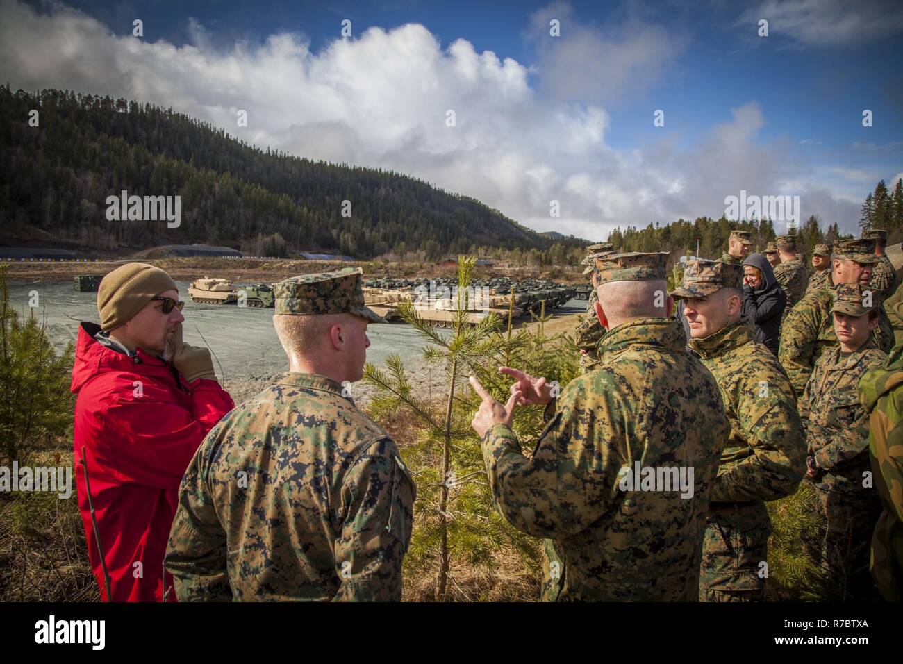 Le lieutenant-général John Wissler, centre, commandant du Corps des Marines américains, parle avec les Marines tout en donnant sur un domaine où l'Assemblée générale Programme de prépositionnement du Corps des Marines de la Norvège (MCPP-N) l'équipement est mis en scène. MCPP-N permet l'agrégation d'une rapide, agile, crédible et souple la masse d'Air Maritime Task Force et crée des options opérationnelles et stratégiques pour la défense de l'OTAN et de pays partenaires. Banque D'Images