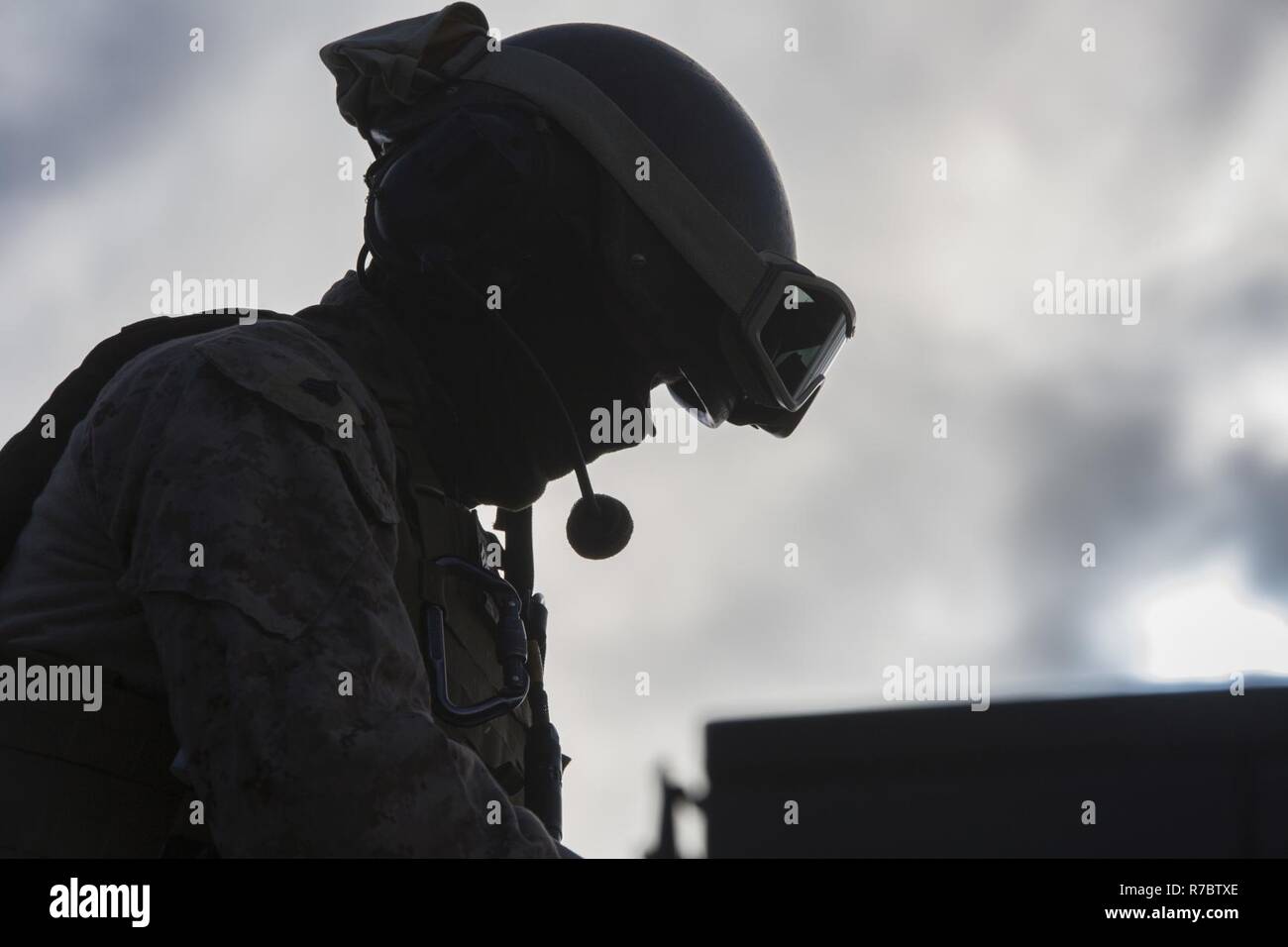 Corps des Marines des États-Unis Le Cpl. Cameron Dyer, un LAV-25 Véhicule blindé léger avec Marine 4e Bataillon de reconnaissance blindé, prépare son VBL pour un convoi au cours de l'exercice de la mobilité stratégique STRATMOBEX (17) près de Stjørdal, la Norvège, le 3 mai 2017. STRATMOBEX 17 arrive aussi de remplir le Corps des Marines dégrossissement du programme en Norvège (MCPP-N) exigences en matière de transport du matériel annuel. MCPP-N permet l'agrégation d'une rapide, agile, crédible et souple la masse d'Air Maritime Task Force et crée des options opérationnelles et stratégiques pour la défense de l'OTAN et de pays partenaires. Banque D'Images