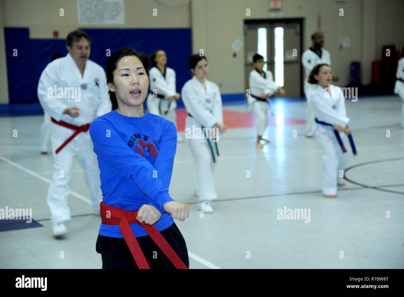 Sanyi Choi, un étudiant de tae kwon do et la mère d'un élève, démontre sa compétence d'arts martiaux à la Redstone Arsenal centre jeunesse. Banque D'Images