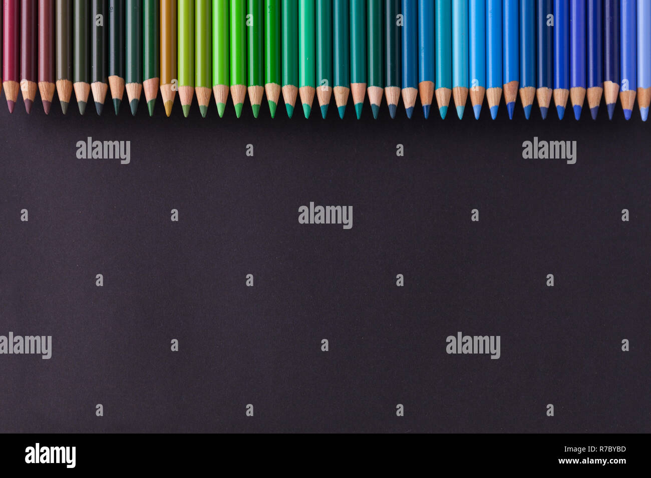Set de crayons de couleurs de tons froids On A Black Backgroun Banque D'Images