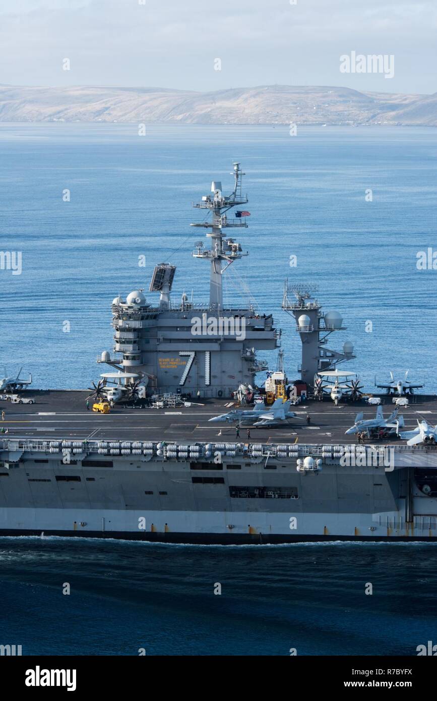 Océan Pacifique (11 mai 2017) Le porte-avions USS Theodore Roosevelt (CVN 71) participe à un détroit au cours d'une simulation de transport en commun l'unité de formation de voile groupe exercice avec le groupe aéronaval du Theodore Roosevelt. Voile de groupe est la première étape de la formation intégrée de Theodore Roosevelt et phase vise à améliorer l'état de préparation à la mission et les capacités de combat entre les navires de l'escadre aérienne, et le personnel du groupe aéronaval du Theodore Roosevelt par simulation de scénarios réels. Banque D'Images