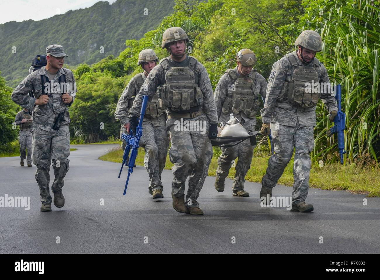 Aviateurs du 736e Escadron des Forces de sécurité porte sur la portée pratique Defender Challenge Le 15 mai 2017, à la base aérienne d'Andersen, Guam. L'événement faisait partie de la Semaine nationale de la Police de reconnaître le service et le sacrifice des responsables de l'application des lois. Banque D'Images