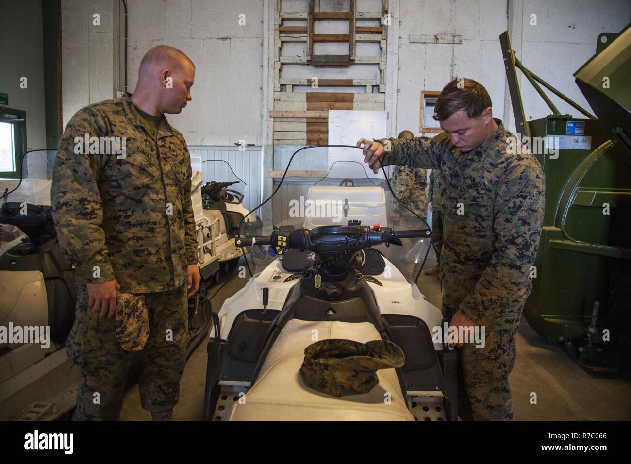 Le sergent des Marines des États-Unis. Jared Lingle, gauche, un assaut Véhicule amphibie (AAV) d'équipage, et le Sgt. Carlos Diaz, un technicien d'AAV, avec le Siège et support compagnie, 4e Bataillon d'AAV, 4e Division de marines, regardez une motoneige lors d'une tournée d'un bataillon de soutien du pays hôte dans le hangar d'équipement Vaernes, la Norvège, le 11 mai 2017. Le soutien de la nation hôte bataillon est l'élément de l'Armée norvégienne de la Marine Corps place préalable (Norvège programme MCPP-N). MCPP-N est de l'avant pour réduire les prépositionnées temps de réponse. Banque D'Images