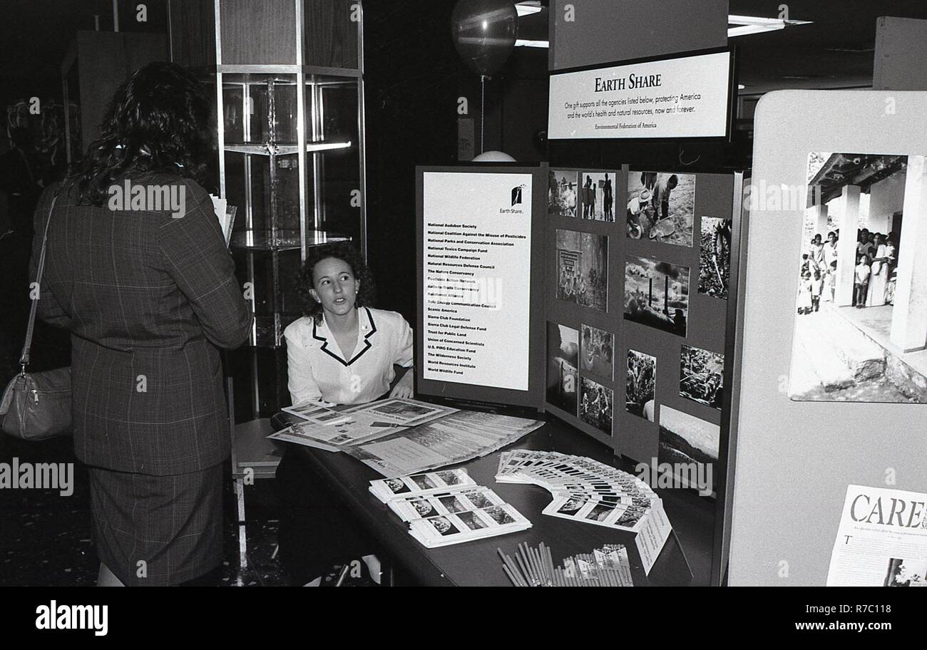 Les femmes assises à table l'information parler à couple d'informations Banque D'Images