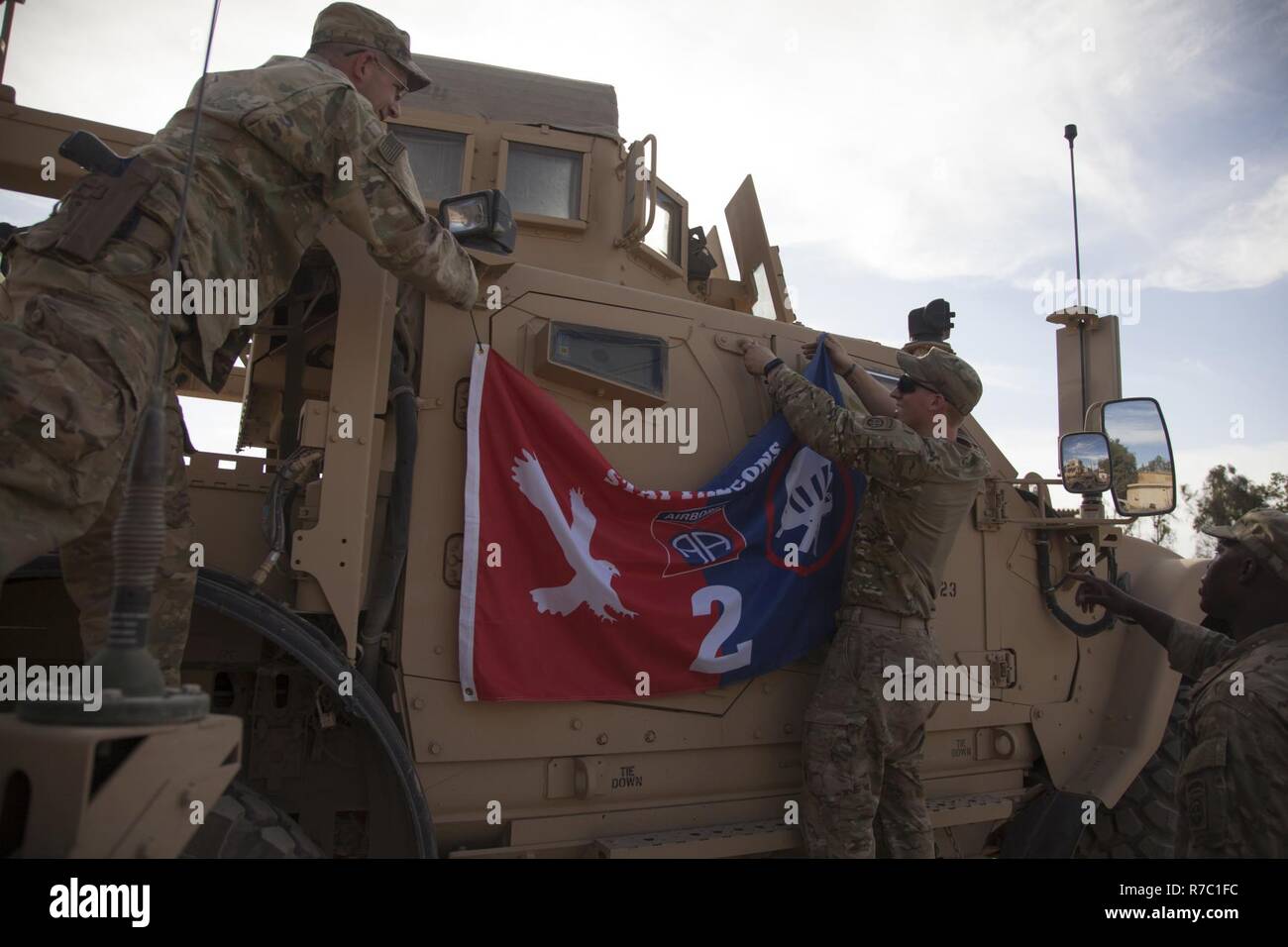 Parachutistes déployées à l'appui de la Force opérationnelle interarmées - Fonctionnement résoudre inhérent, affecté à la 2e Brigade Combat Team, 82nd Airborne Division accrocher leur drapeau de l'unité en prévision de la Semaine annuelle de toutes américain alors qu'il était déployé à Hammam al-Alil, l'Iraq, le 13 mai 2017. Cette année, tous les American Semaine marque le centenaire de la 82e Abn. Div., basée à Fort Bragg, N.C, et célèbre la culture et patrimoine de la garde d'honneur. La 2ème BCT, 82ème Abn. Div. en partenariat permet de vaincre les forces ISIS en fournissant une formation et des conseils sur la planification opérationnelle militaire, manœuvre, Banque D'Images