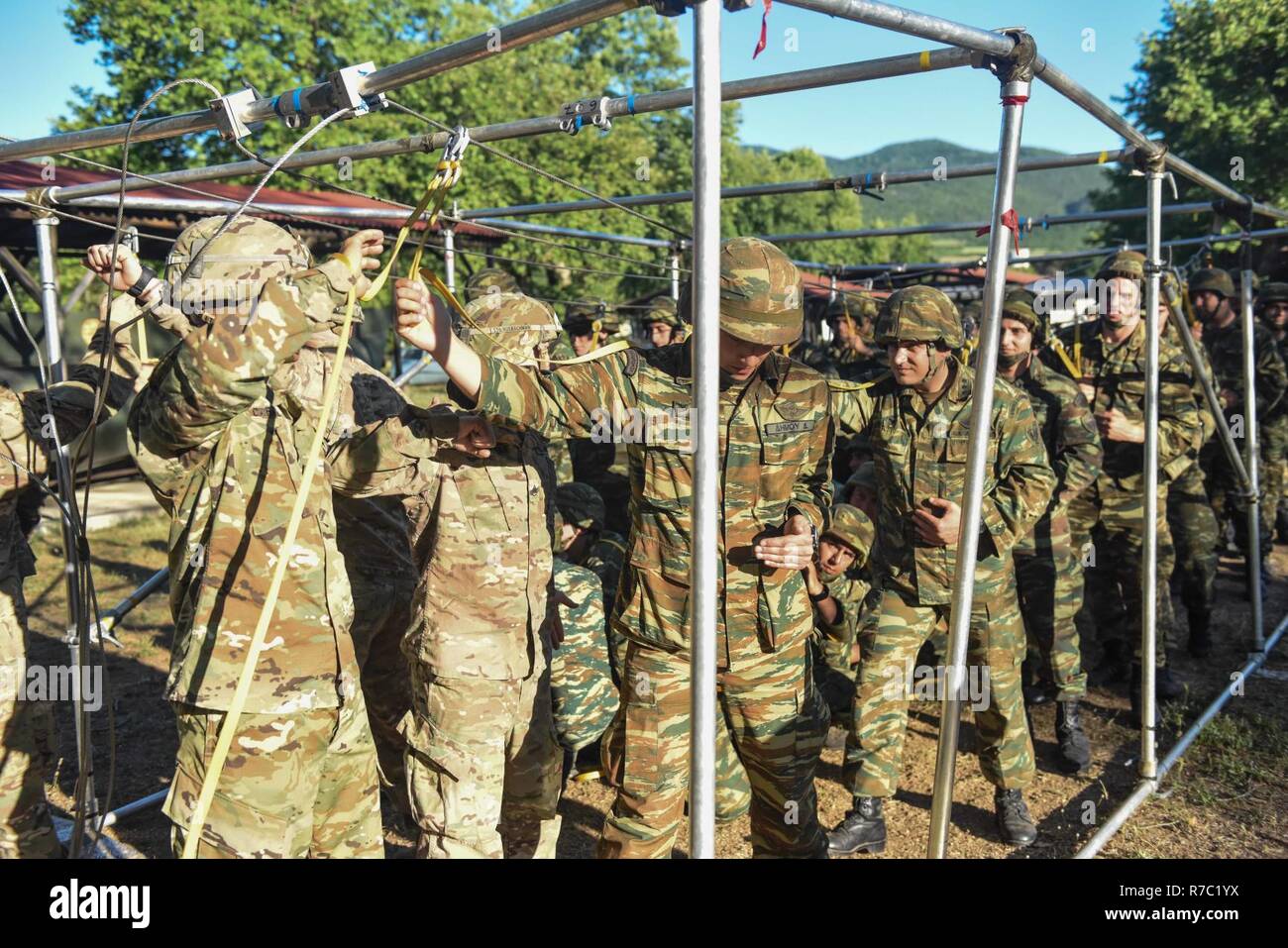 Les soldats du 1er Bataillon du ciel, 503e Régiment d'infanterie, 173e Brigade aéroportée et de parachutistes de la 1ère Brigade Commando parachutiste de l'armée grecque, exécuter l'entraînement soutenu en préparation pour une prochaine opération aéroportée, le 12 mai 2017 dans la Grèce, Rentina cadre de l'exercice Bayonet Minotaure. 2017.Bayonet-Minotaur est un exercice d'entraînement bilatéral entre des soldats américains affectés à la 173e Brigade aéroportée et les Forces armées grecques, axée sur l'amélioration des normes opérationnelles de l'OTAN et de développer les compétences techniques. Banque D'Images