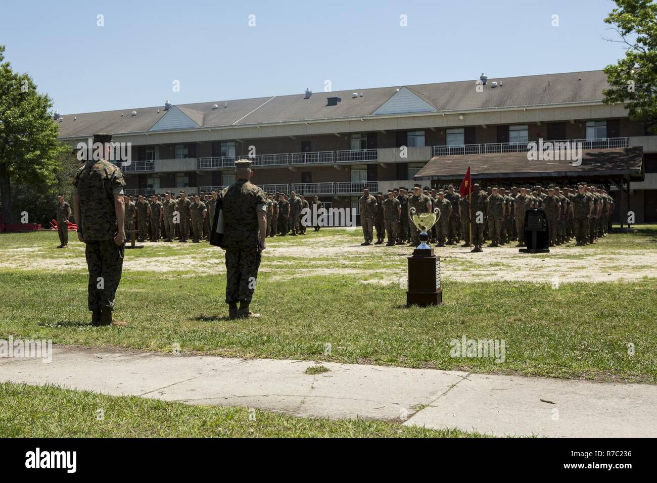 Les Marines américains avec 2e Bataillon, 6e Régiment de Marines, 2e Division de Marines (2d MARDIV), au garde à vous pour recevoir le Lieutenant Général Chesty Puller Prix de leadership exceptionnel à Camp Lejeune, en Caroline du Nord, le 15 avril 2017. Le bataillon a obtenu ce prix pour une réussite exceptionnelle dans le professionnalisme, le contrôle permanent des performances supérieures et de l'état de préparation, commande positive de l'environnement, et en cas de crise à l'appui de la 26e unité expéditionnaire de Marines du 1 er janvier au 31 décembre 2016. Banque D'Images