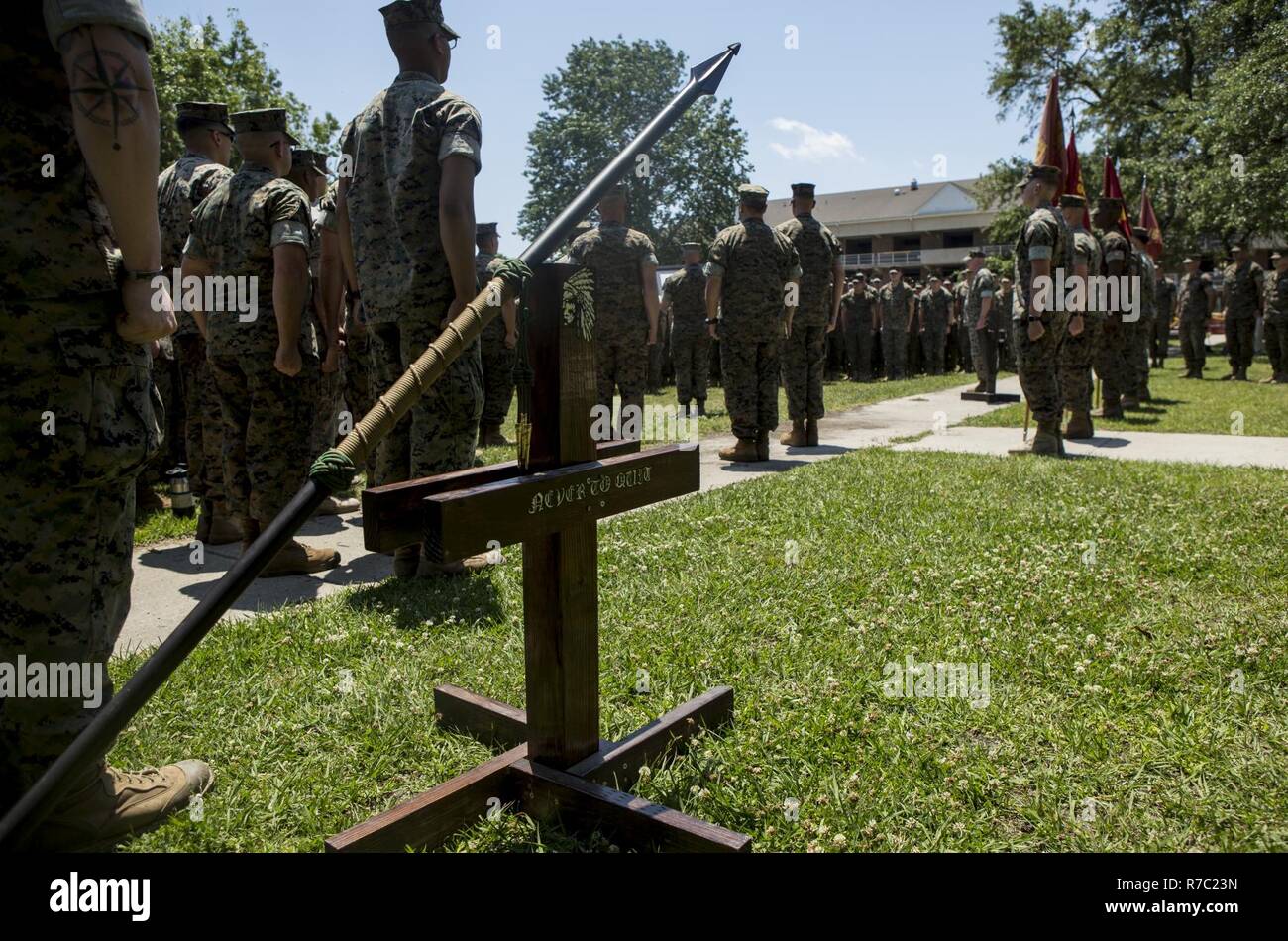 Les Marines américains avec 2e Bataillon, 6e Régiment de Marines, 2e Division de Marines (2d MARDIV), stand à l'attention pendant la lecture du Lieutenant Général Chesty Puller leadership remarquable citation par le Sgt. Le Major Richard D., batteuse II Marine Expeditionary Force, sergent-major au Camp Lejeune, N.C., le 15 avril 2017. Le bataillon a obtenu ce prix pour une réussite exceptionnelle dans le professionnalisme, le contrôle permanent des performances supérieures et de l'état de préparation, commande positive de l'environnement, et en cas de crise à l'appui de la 26e unité expéditionnaire de Marines du 1 er janvier au 31 décembre 2016. Banque D'Images