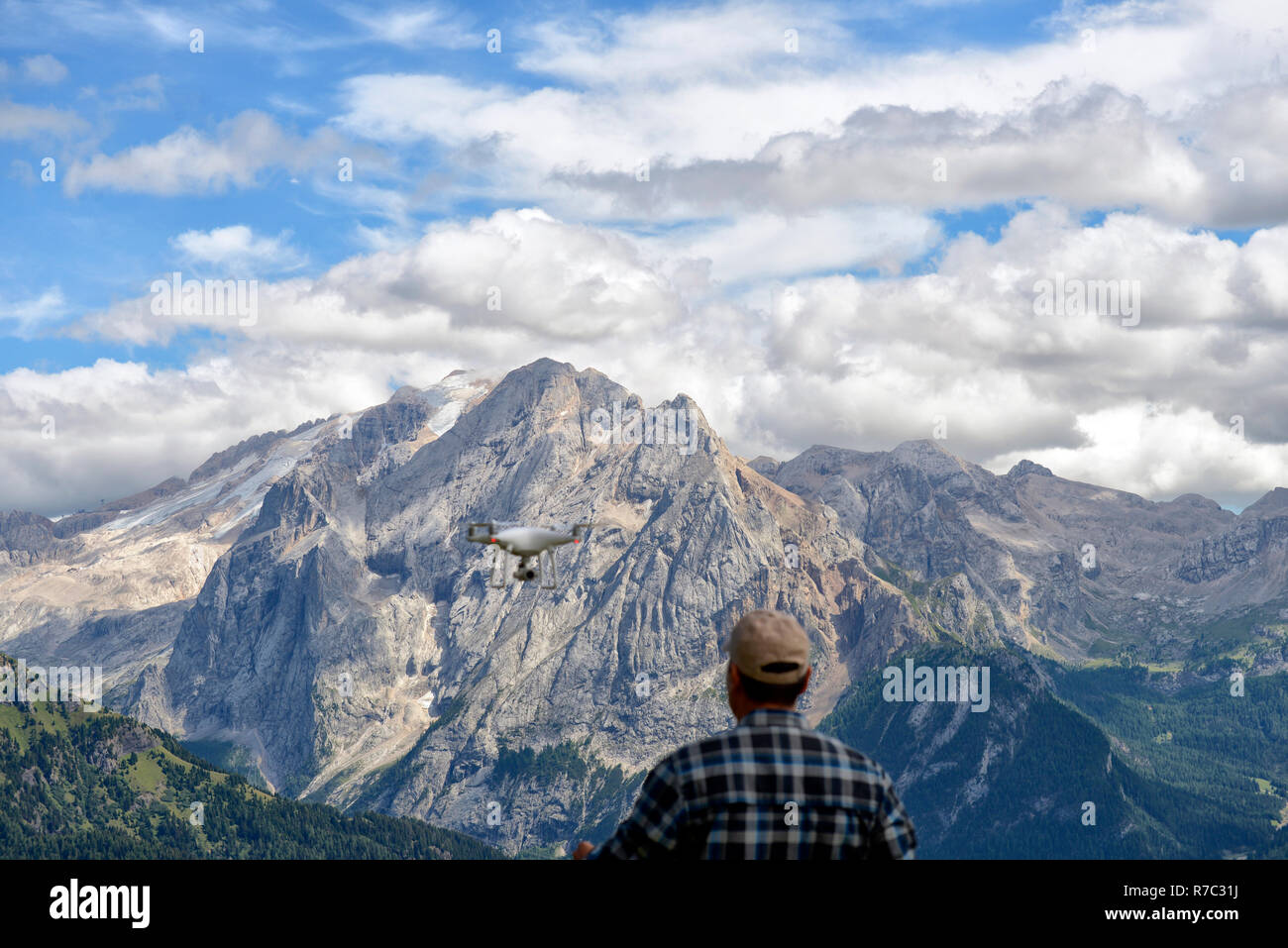 Drone pilote décolle d'un drone dans les Dolomites de la Marmolada en arrière-plan Banque D'Images