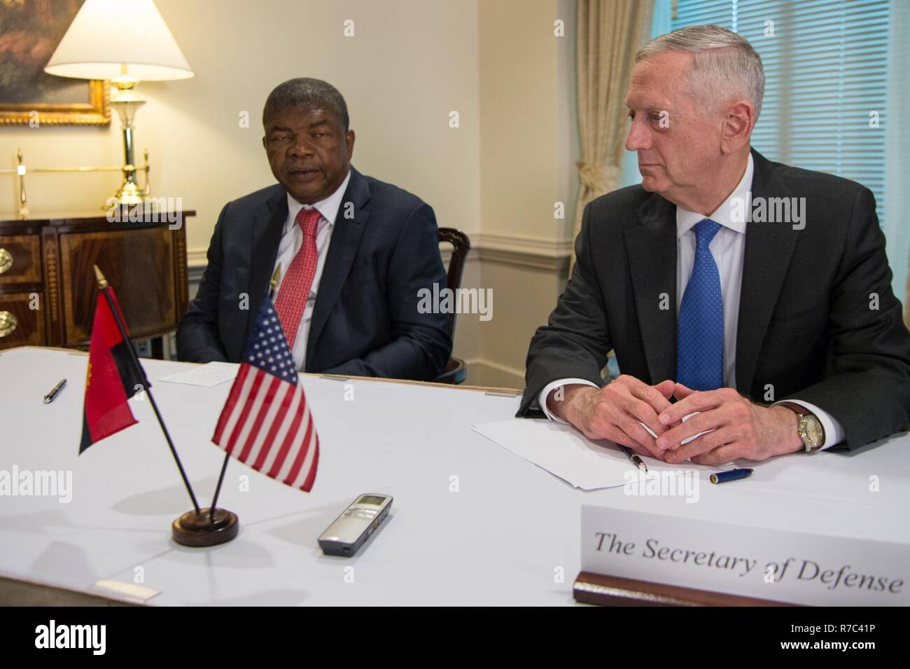 Le Secrétaire de la Défense Jim Mattis rencontre le ministre de la défense de l'Angola Joao Lourenco au Pentagone à Washington, D.C., le 17 mai 2017. (DOD Banque D'Images