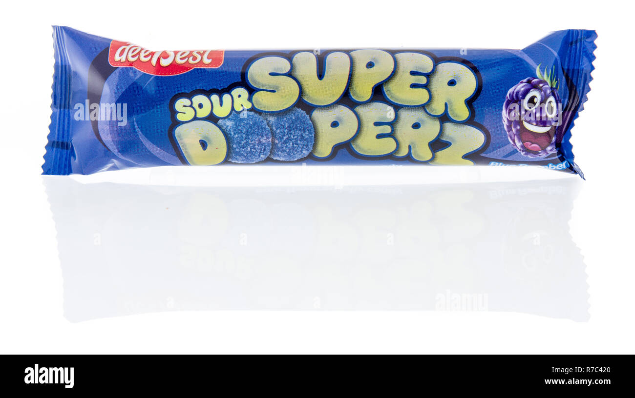 Winneconne, WI - 25 novembre 2018 : un paquet de super dooperz Deebest sour gummies de Turquie sur une base isolée. Banque D'Images