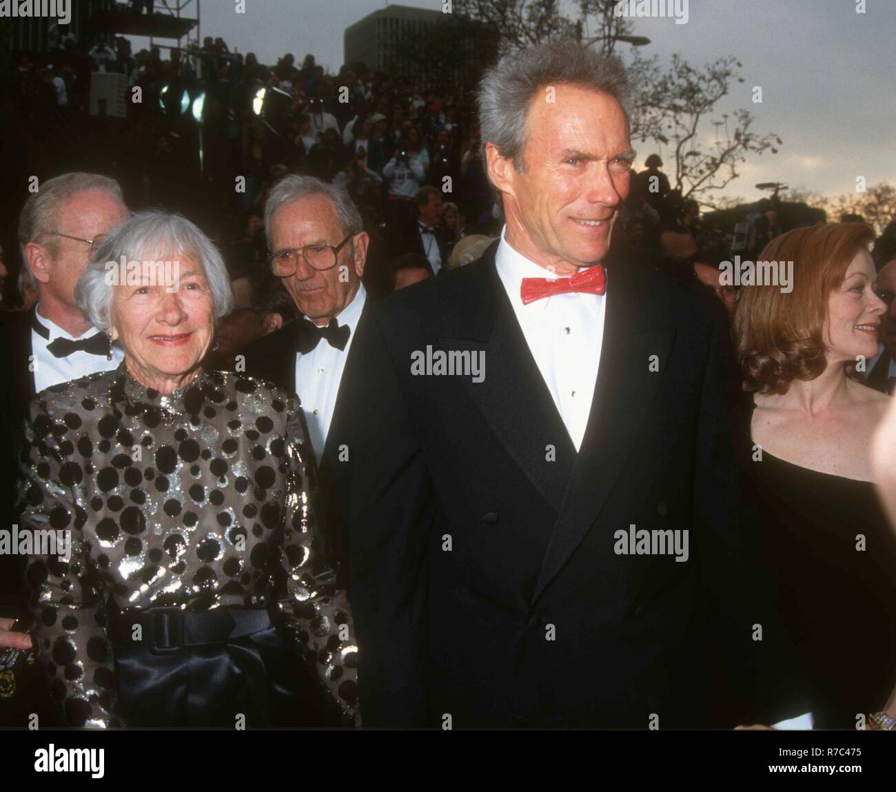 LOS ANGELES, CA - le 29 mars : l'acteur Clint Eastwood et l'actrice Frances Fisher assister à la 65e Academy Awards le 29 mars 1993, à l'Dorothy Chandler Pavilion à Los Angeles, Californie. Photo de Barry King/Alamy Stock Photo Banque D'Images