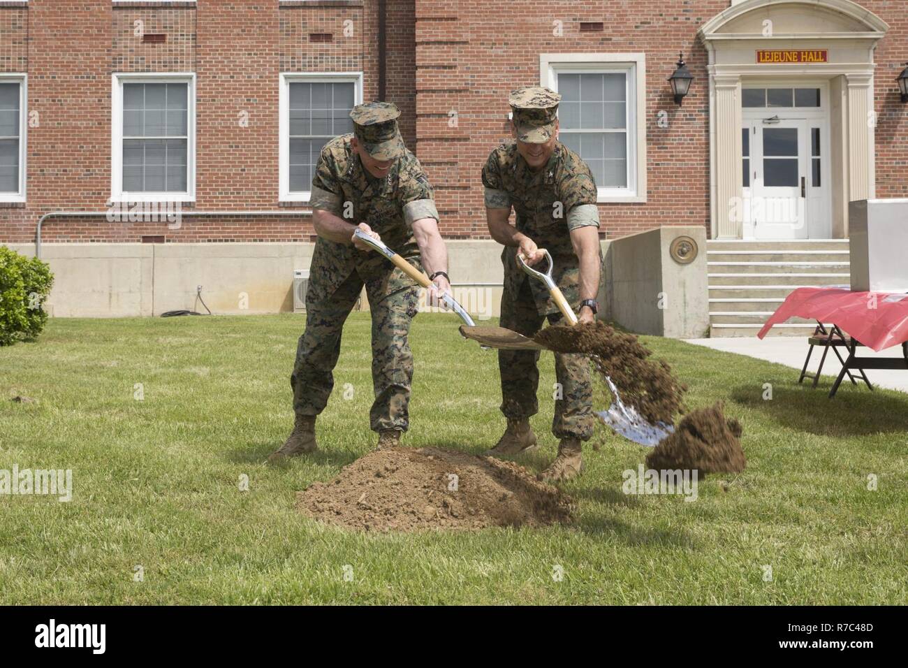 Le général du Corps des Marines américain Robert S. Walsh, gauche, général commandant, Marine Corps Combat Development Command, et le Colonel Joseph M. Murray, commandant, Marine Corps Base Quantico (RCM), casser la terre pour une capsule de temps pour être enterré plus tard cette année, lors de la cérémonie de célébration du centenaire à Lejeune Domaine, MCB Quantico, en Virginie, le 10 mai 2017. L'événement commémore la fondation de MCB Quantico en 1917, et était composé de représentations par le Corps des Marines américains et silencieuse de la Marine américaine Drum & Bugle Corps. Banque D'Images