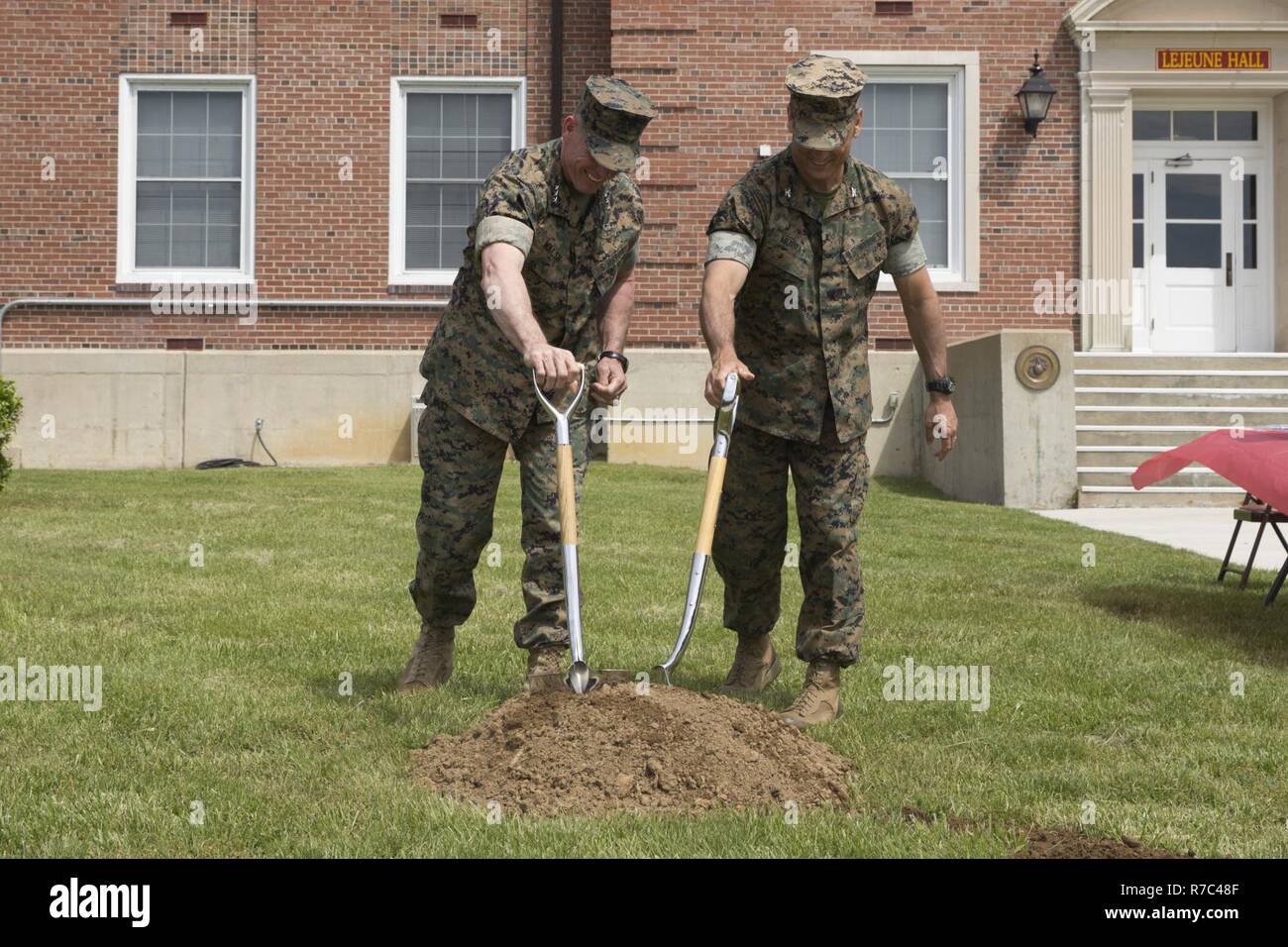 Le général du Corps des Marines américain Robert S. Walsh, gauche, général commandant, Marine Corps Combat Development Command, et le Colonel Joseph M. Murray, commandant, Marine Corps Base Quantico (RCM), casser la terre pour une capsule de temps pour être enterré plus tard cette année, lors de la cérémonie de célébration du centenaire à Lejeune Domaine, MCB Quantico, en Virginie, le 10 mai 2017. L'événement commémore la fondation de MCB Quantico en 1917, et était composé de représentations par le Corps des Marines américains et silencieuse de la Marine américaine Drum & Bugle Corps. Banque D'Images