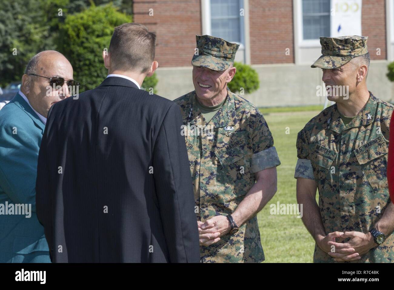 Le général du Corps des Marines américain Robert S. Walsh, centre, général commandant, Marine Corps Combat Development Command, et le Colonel Joseph M. Murray, droite, commandant, Marine Corps Base Quantico (RCM), parler aux participants de la cérémonie de célébration du centenaire au domaine Lejeune, MCB Quantico, en Virginie, le 10 mai 2017. L'événement commémore la fondation de MCB Quantico en 1917, et était composé de représentations par le Corps des Marines américains et silencieuse de la Marine américaine Drum & Bugle Corps. Banque D'Images
