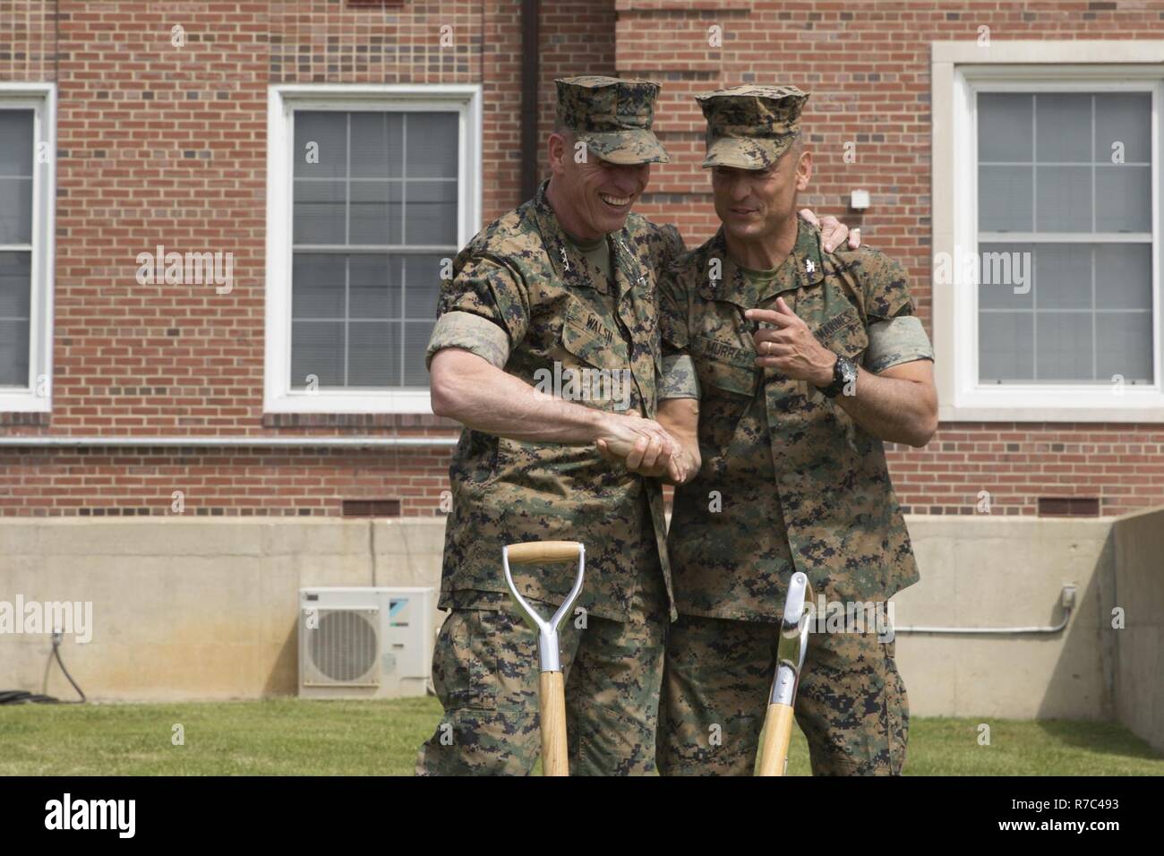 Le général du Corps des Marines américain Robert S. Walsh, gauche, général commandant, Marine Corps Combat Development Command, et le Colonel Joseph M. Murray, commandant, Marine Corps Base Quantico (RCM), s'embrassent au cours de la cérémonie de célébration du centenaire au domaine Lejeune, MCB Quantico, en Virginie, le 10 mai 2017. L'événement commémore la fondation de MCB Quantico en 1917, et était composé de représentations par le Corps des Marines américains et silencieuse de la Marine américaine Drum & Bugle Corps. Banque D'Images