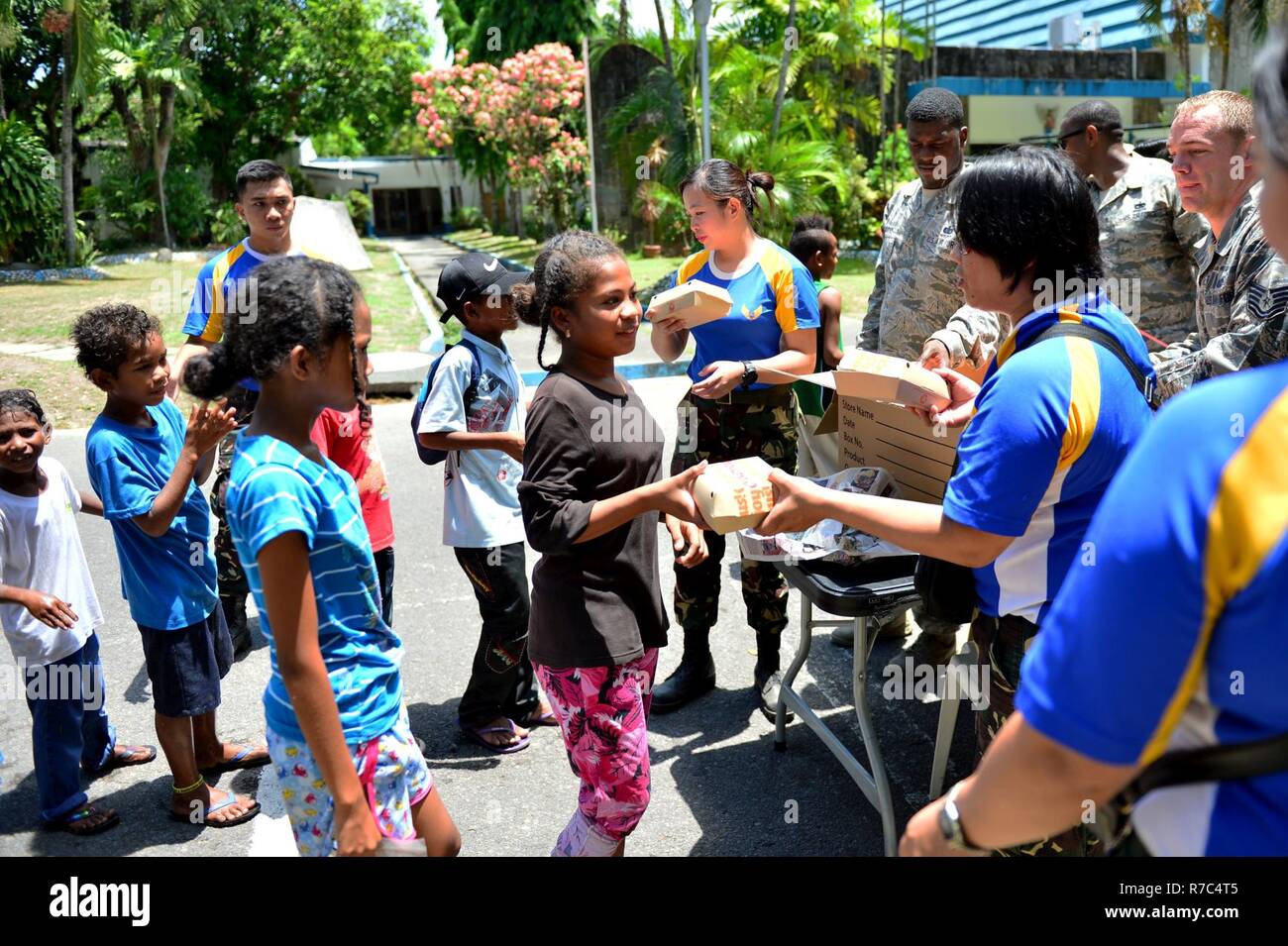 États-unis et le service des Philippines Les membres fournissent le déjeuner aux enfants lors d'un événement de relations communautaires à l'appui de Balikatan 2017 à la base aérienne de Clark à Angeles City, Pampanga, le 13 mai 2017. L'événement de relations communautaires ont aidé à construire des relations avec la population locale. Balikatan est un américain annuel-exercice militaire bilatérale des Philippines a porté sur une grande variété de missions, y compris l'assistance humanitaire et les secours en cas de catastrophe, la lutte contre le terrorisme, et d'autres opérations militaires conjointes. Banque D'Images