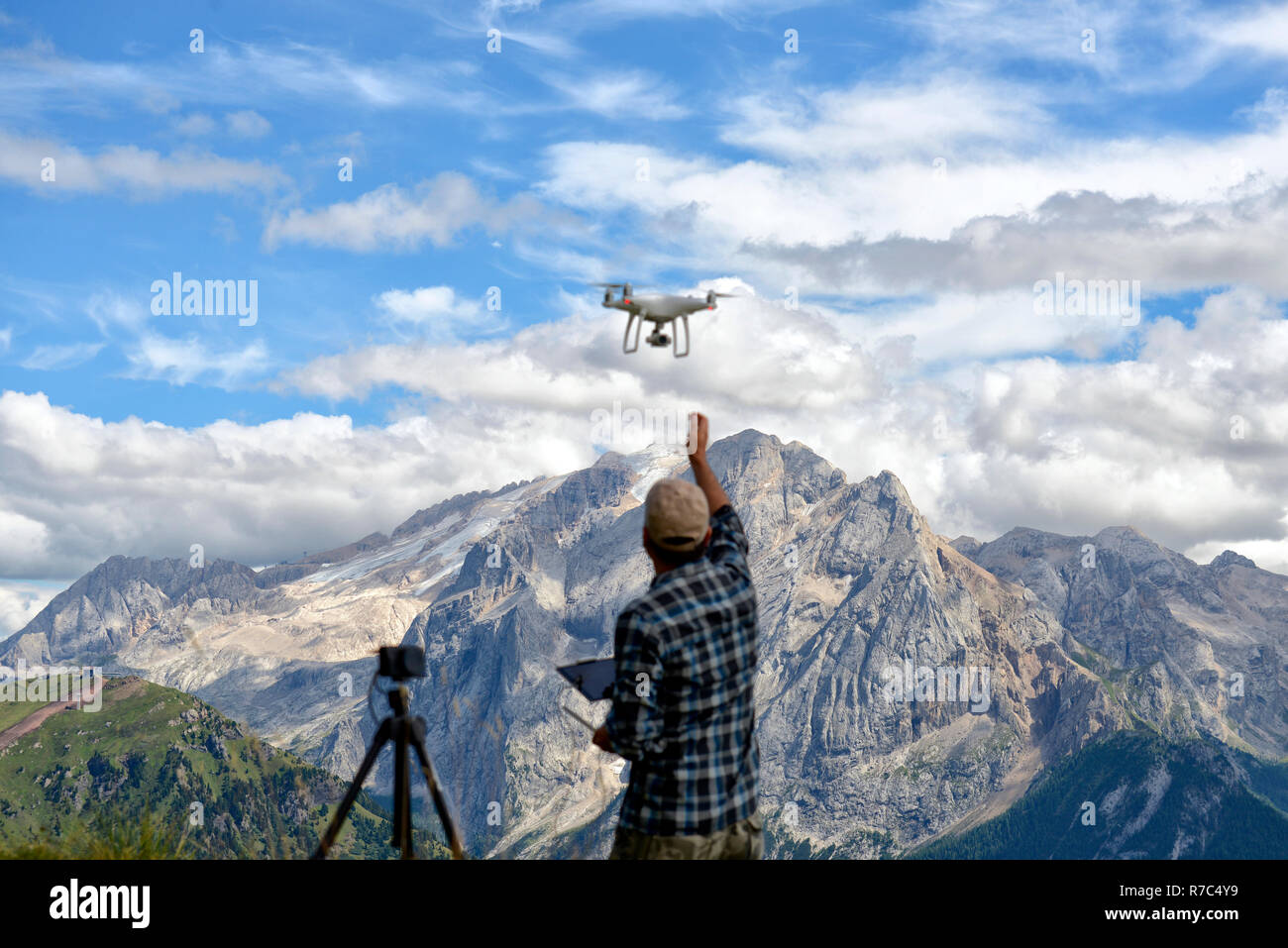 Drone pilote décolle d'un drone dans les Dolomites de la Marmolada en arrière-plan Banque D'Images