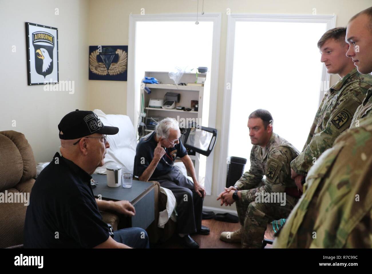 Des soldats du 1er bataillon du 509e Parachute Infantry Regiment (Airborne) visite avec Joseph 'Jack' ch. Rogillio, un vétéran de combat de la Seconde Guerre mondiale avec la 506e Parachute Infantry Regiment (Airborne), le 9 mai près de Fort Polk, en Louisiane Banque D'Images