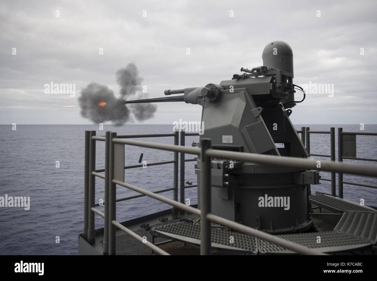 Océan Pacifique (9 mai 2017) Une marque 3825 mm machine gun incendies pendant un événement de formation à bord du navire d'assaut amphibie USS Makin Island (DG 8). Le navire et c'est groupe amphibie sont de retour à la maison après un déploiement de 7 mois aux États-Unis 3e, 5e et 7e flotte secteurs d'opération. Banque D'Images