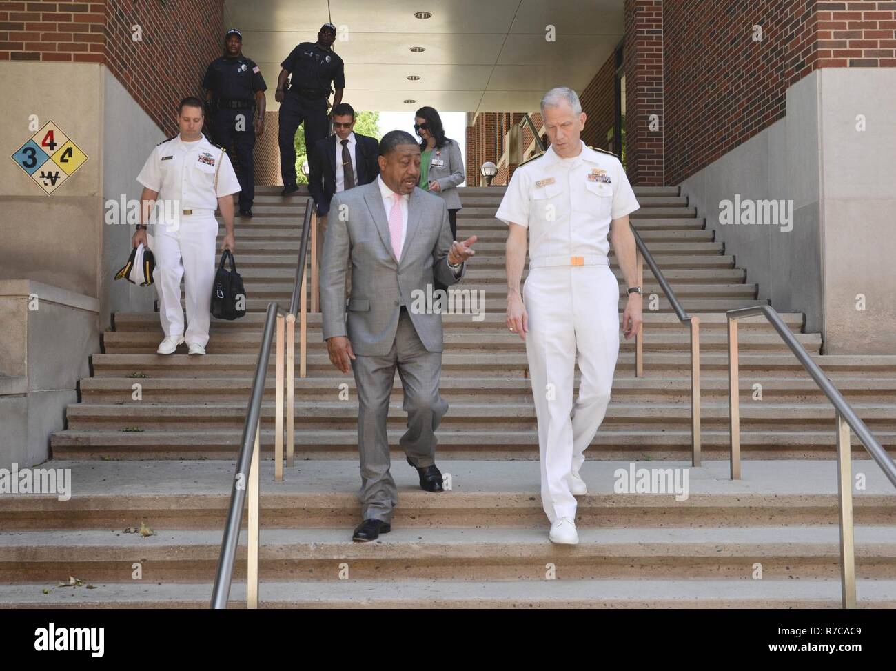 MEMPHIS, Tennessee (8 mai 2017) Arrière Adm. Paul Pearigen, droit, commandant de la Marine, à l'ouest de la médecine, tours l'Université du Tennessee Health Science Centre (UTHSC), avec le Dr Kennard Brown, vice-chancelier de l'UTHSC Memphis, au cours de la Semaine de la Marine. Memphis est un de certaines villes d'accueillir une semaine marine 2017, qui se consacre à élever la conscience de la Marine américaine dans le cadre de sensibilisation locale, le service communautaire et des expositions pour montrer aux Américains pourquoi avoir une forte marine est essentielle à l'American way of life. Banque D'Images