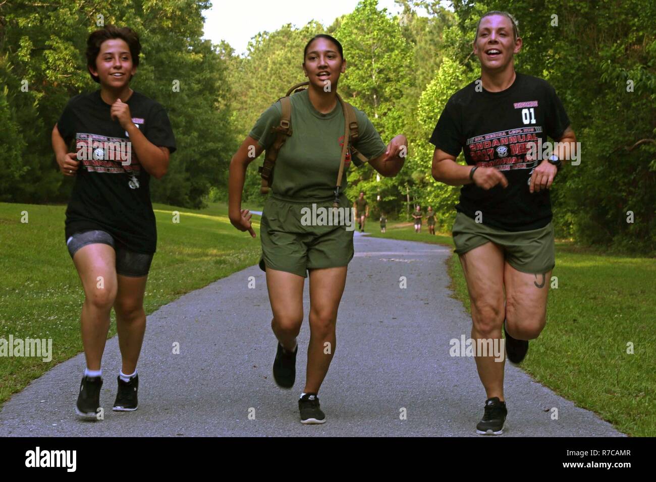 Caméra de combat du Corps des Marines des États-Unis de diverses unités du personnel au sein de l'aire géographique, de participer à un run memorial de rendre hommage aux membres de la caméra de combat, Camp Lejeune, N.C., 11 mai 2017. Le Cpl. Sara Medina, un photographe de combat, et lance le Cpl. Jacob Hug, un vidéaste de combat, a fait le sacrifice ultime en fournissant une aide humanitaire et des secours aux villages éloignés au Népal en grand besoin d'aide lors de l'opération Sahayogi Haat. Banque D'Images