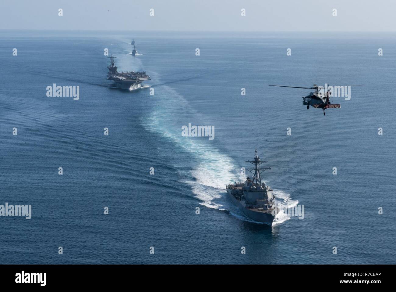 Océan Pacifique (11 mai 2017) Les navires et aéronefs du groupe aéronaval du Theodore Roosevelt, participer à une simulation de transit du détroit au cours d'un exercice de formation à la voile de groupe. Voile de groupe est la première étape de la formation intégrée de Theodore Roosevelt et phase vise à améliorer la préparation aux missions de combat et de capacités entre les navires de l'escadre aérienne, et le personnel du groupe aéronaval du Theodore Roosevelt et simulé par des scénarios du monde réel. Banque D'Images