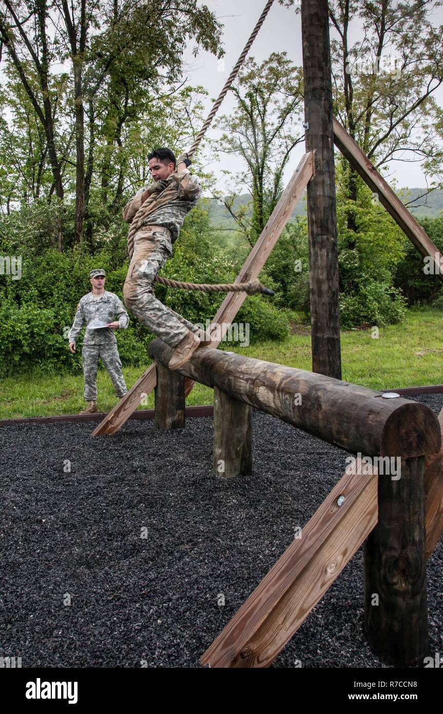 Le Sgt. Michael Cohen, 74e commandement de troupes, District de Columbia, la Garde nationale prend un obstacle au cours de la Région II niveau de la compétition meilleur guerrier, le 12 mai 2017, Fort Indiantown Gap, en Pennsylvanie. Cohen est classée première dans la catégorie des sous-officiers et représenteront le D.C. Garde nationale dans les compétitions de niveau national. Banque D'Images