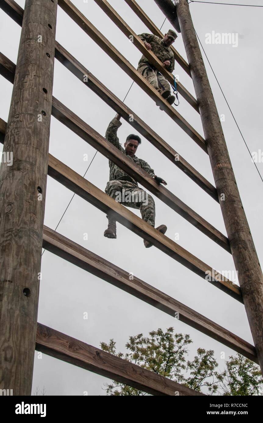 Le Sgt. Michael Cohen, 74e commandement de troupes, District de Columbia, la Garde nationale prend un obstacle au cours de la Région II niveau de la compétition meilleur guerrier, le 12 mai 2017, Fort Indiantown Gap, en Pennsylvanie. Cohen, un Ranger de l'armée, s'est classé premier dans la catégorie des sous-officiers et représenteront le D.C. Garde nationale dans les compétitions de niveau national. Banque D'Images