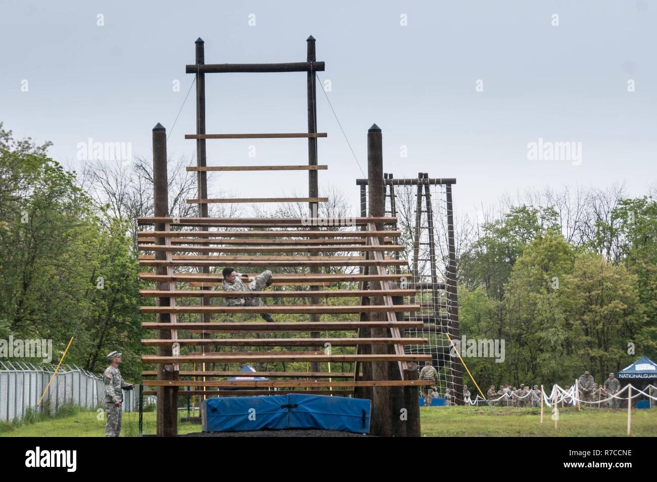 Le Sgt. Michael Cohen, 74e commandement de troupes, District de Columbia, la Garde nationale prend un obstacle au cours de la Région II niveau de la compétition meilleur guerrier, le 12 mai 2017, Fort Indiantown Gap, en Pennsylvanie. Cohen, un Ranger de l'armée, s'est classé premier dans la catégorie des sous-officiers et représenteront le D.C. Garde nationale dans les compétitions de niveau national. Banque D'Images