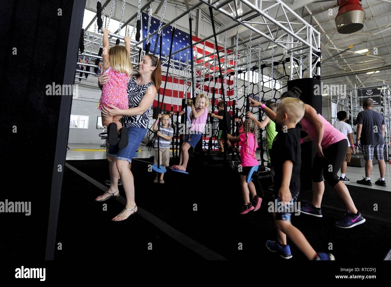 Hurlburt et les familles de l'équipe participer à l'Alpha Warrior Bataille Rig la concurrence au Hangar Commando sur Hurlburt Field, en Floride, le 29 avril. Guerrier Alpha est une entrave la concurrence similaire à celle de la concurrence de la télévision émission American Ninja Warrior. Le défi de la concurrence grip-force, agilité et force de base. L'Alpha Warrior concours voyages à travers les États-Unis pour offrir des services aux membres la possibilité de manœuvrer la bataille du banc d'obstacles. Banque D'Images