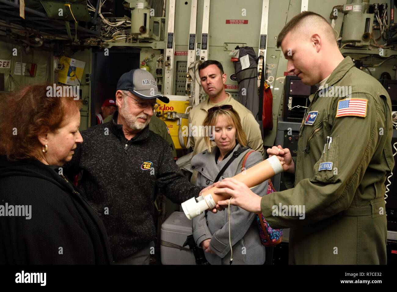 Tech. Le Sgt. Thomas Barnaby, 53e Escadron de reconnaissance reconnaissance Météo Météo arrimeur, parle à des membres des médias et du public sur la météo-instrument de collecte de données appelé la dropsonde dans Islip, New York, pendant la tournée de sensibilisation de l'Ouragan 2017 8 mai, 2017. Le but de la visite, qui s'est déroulée du 1 au 12 mai 2017, a été d'attirer l'attention sur l'approche de la saison d'ouragan et sur la protection des communautés par le biais de la protection civile et la sensibilisation. (U.S. Air Force photo/Tech. Le Sgt. Ryan Labadens) Banque D'Images