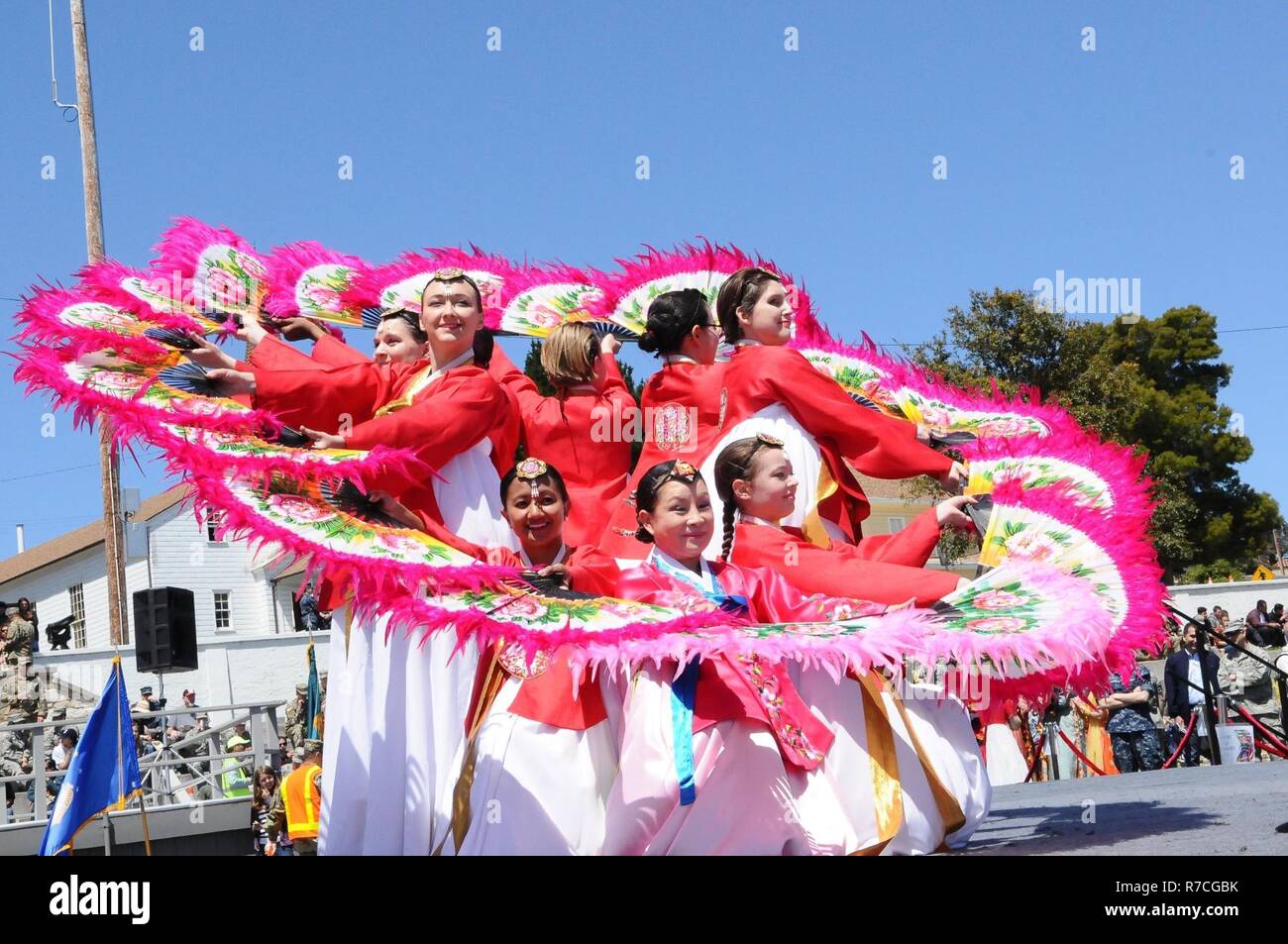 MONTEREY, Californie (15 mai 2017) Les élèves et le personnel dans le programme coréen au Defense Language Institute Foreign Language Center effectuer une danse du ventilateur traditionnel dans le cadre de l'annuel de l'école Journée des langues. Journée des langues met en valeur l'excellence de l'institut dans l'étude des langues étrangères et la diversité de ses professeurs et les étudiants pour le public, tout en encourageant la compréhension culturelle et les coutumes du monde entier. Banque D'Images