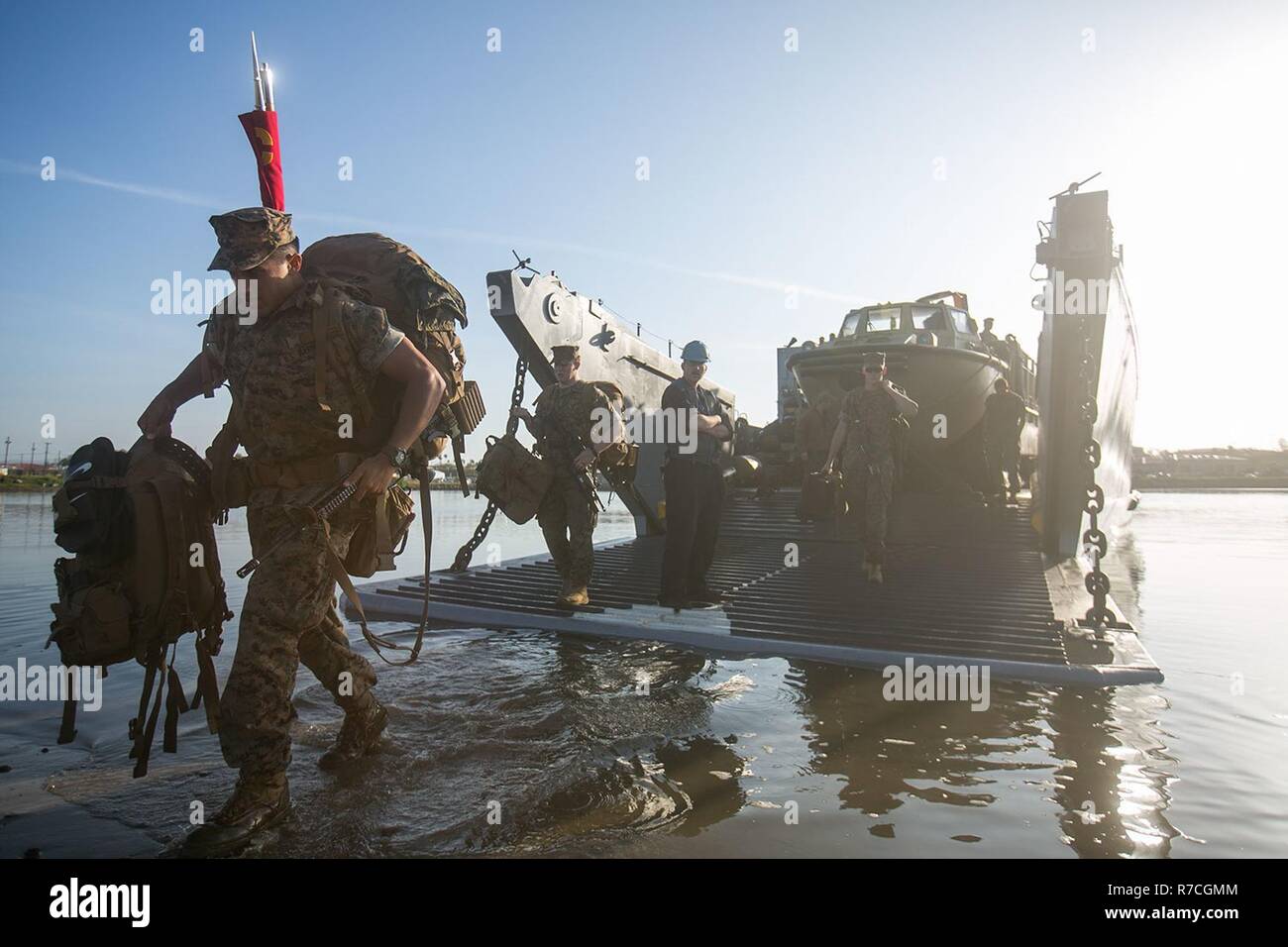 Les Marines américains avec la 11e unité expéditionnaire de marines débarquent un Landing Craft Utility (LCU) à Camp Pendleton, Californie, le 13 mai 2017. La 11e MEU Marines et les marins débarqués à terre sur trois jours par le biais d'engins de débarquement d'un coussin d'air, la lutte contre le maraudage en caoutchouc, artisanat, chalands de débarquement de véhicules et avions après leur déploiement Pacifique Ouest 16-2. La 11e MEU servi un déploiement de sept mois à l'ouest du Pacifique, au Moyen-Orient, et de la Corne de l'Afrique. Banque D'Images