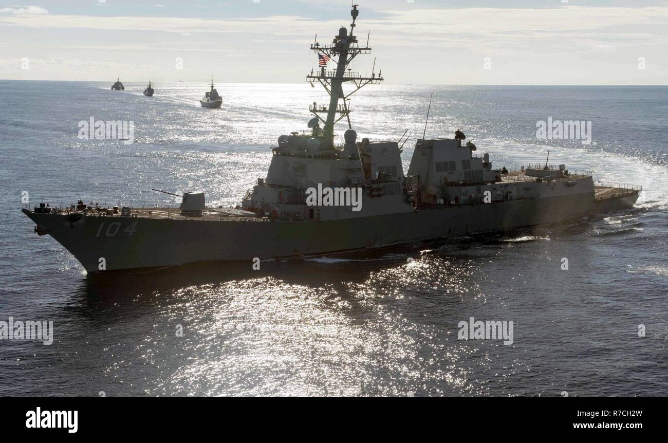 Mer de Chine du Sud (11 mai 2017) La classe Arleigh Burke destroyer lance-missiles USS Sterett (DDG 104) manoeuvre pour se mettre en position au cours d'un exercice de manoeuvre dans le cadre de la coopération multilatérale et la formation de préparation à flot (CARAT) de l'exercice. CARAT est une série d'exercices maritimes annuelle visant à renforcer les partenariats et en augmentant l'interopérabilité par des engagements bilatéraux et multilatéraux à terre et en mer. Banque D'Images