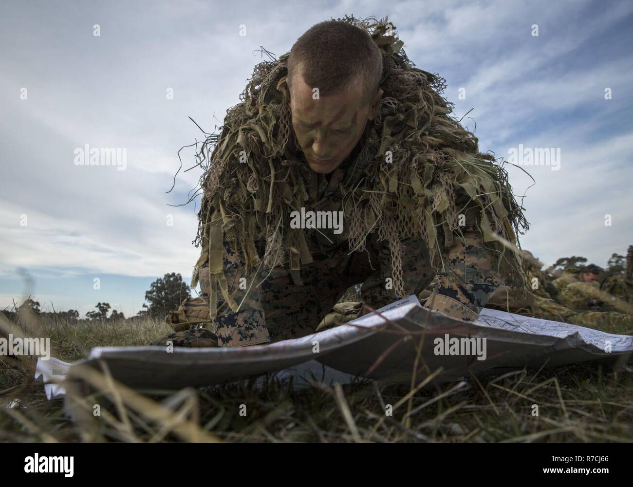 Le Sgt. Damian Knight vérifie son site, le 16 mai 2017, au cours d'un sniper concours à l'armée australienne à la réunion des compétences d'armes, en Australie, Puckapunyal. La compétition regroupe environ 20 pays pour participer, apprendre les uns des autres et bâtir des liens solides. Knight, originaire de Saint Augustine, en Floride, est un scout avec 3e Bataillon, 4e Régiment de Marines, 3e Division de marines, III Marine Expeditionary Force, déployée à l'Australie avec une force de rotation Maritime Darwin. Banque D'Images