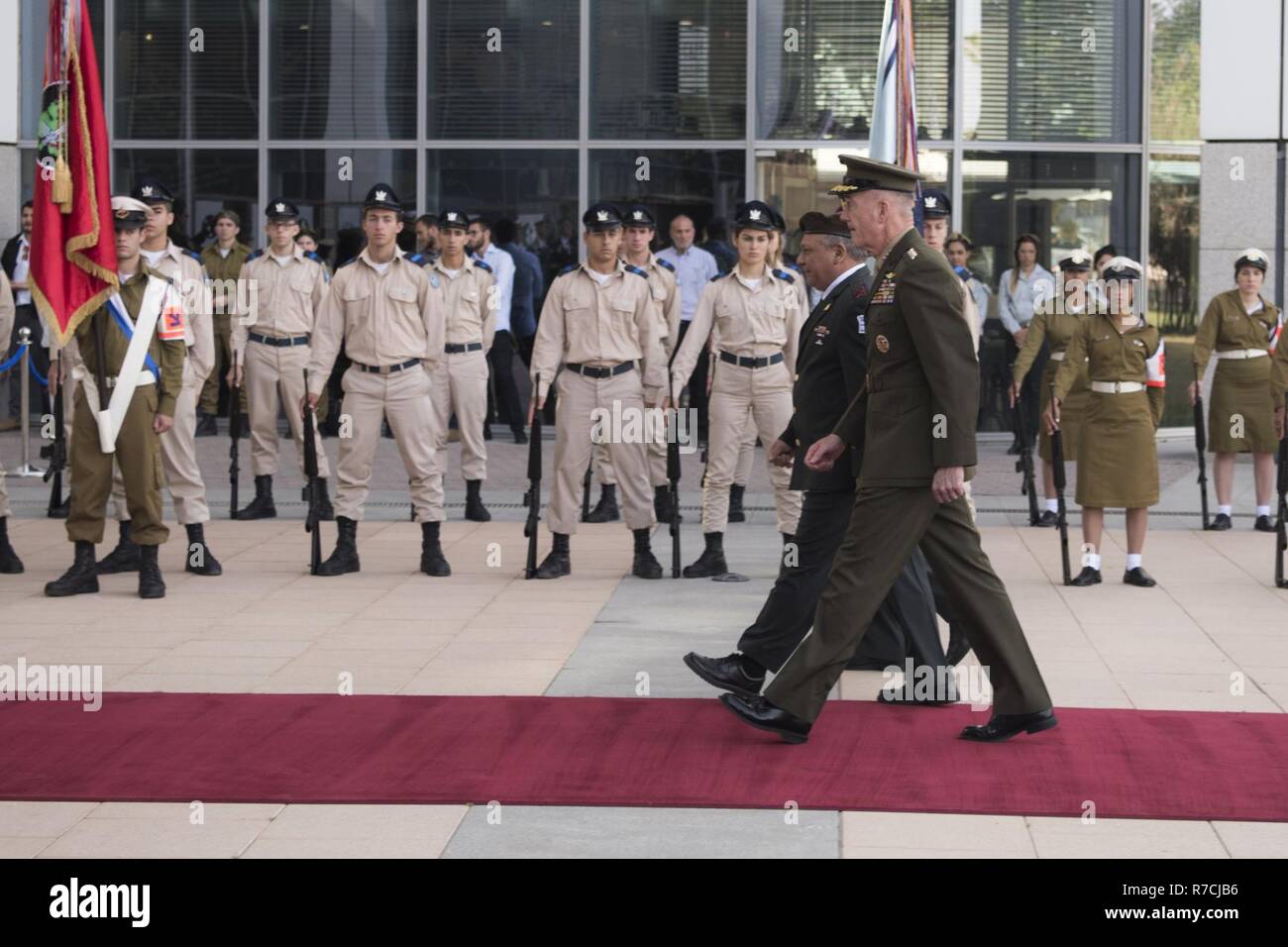 Marine Corps, le général Joseph F. Dunford Jr., président de l'état-major interarmées, se réunit avec le général Gadi Eisenkot, chef d'état-major général, au Quartier général de la Force de défense d'Israël à Tel Aviv, Israël, le 9 mai 2017. (Département de la Défense Banque D'Images
