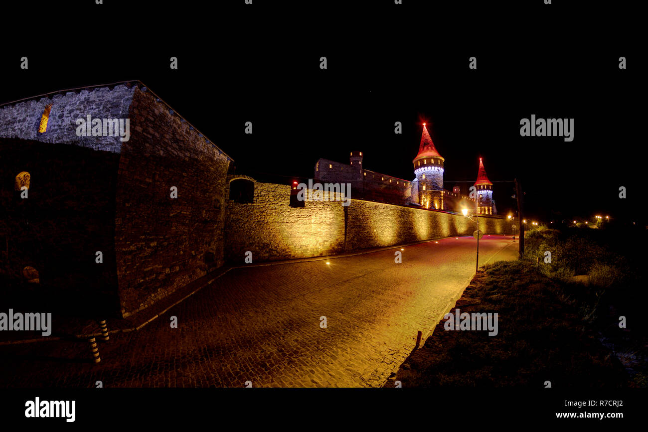 Kamianets-Podilskyi château illuminé en différentes couleurs de nuit Banque D'Images