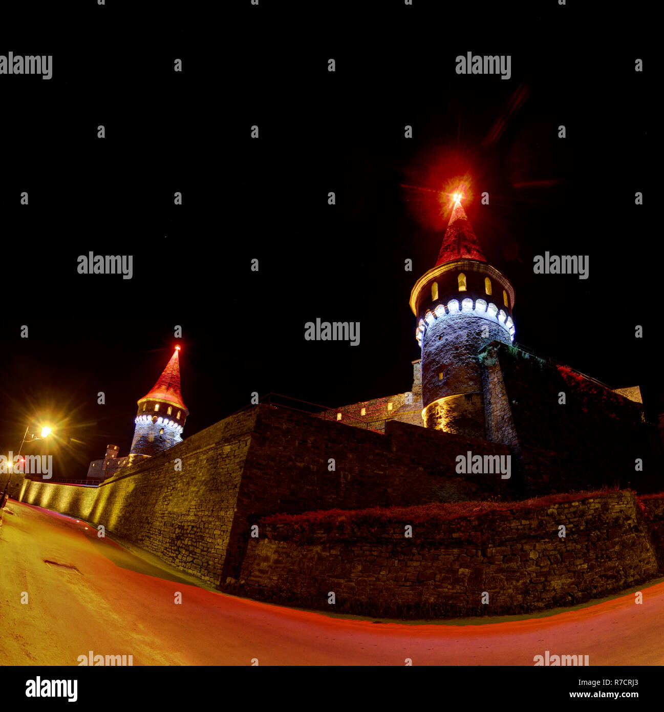 Kamianets-Podilskyi château illuminé en différentes couleurs de nuit Banque D'Images