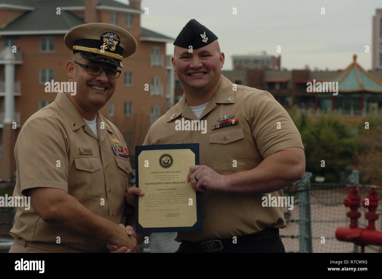 Caf(SW) Joshua Chase Strickland, de l'USS Gonzalez (DDG 66) réinscrit aujourd'hui à bord du USS Wisconsin (BB 64). La cérémonie a été organisée par le Musée Naval de Hampton Roads, qui fait partie de l'histoire navale et du patrimoine. Le Wisconsin et la galerie du musée sont les deux sites populaires pour des cérémonies militaires pour la zone des commandes. Ces sites sont mis à disposition sans frais à travers le musée. Banque D'Images
