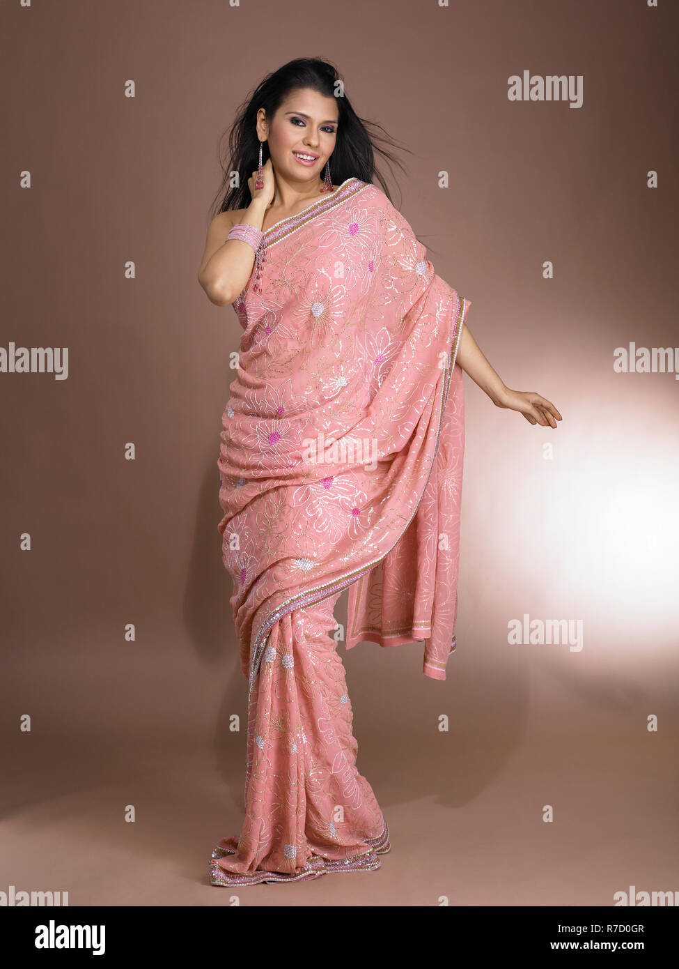Femme posant dans une robe indienne sari SARI, appelé Photo Stock - Alamy